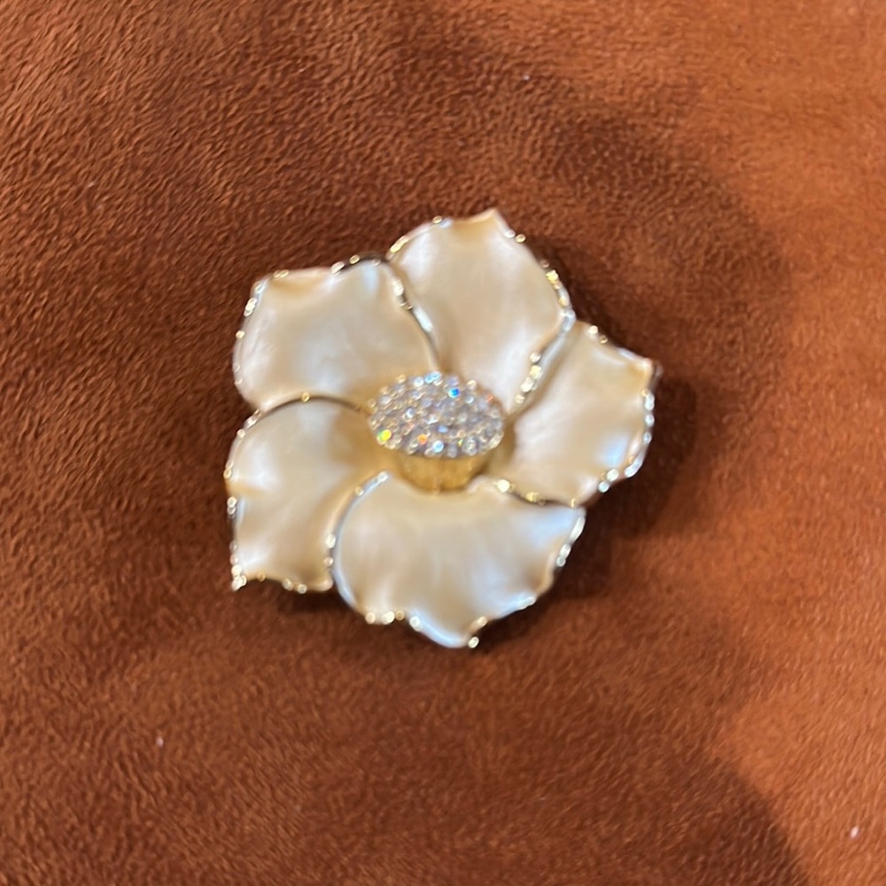 Elegant Gold Costume Flower Brooch